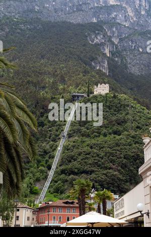 RIVA DEL GARDA, ITALIA - 14 GIUGNO 2024: L'ascensore panoramico che sale al bastione Foto Stock