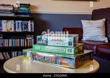 Puzzle e giochi tradizionali per bambini monopolizzati su un tavolo Foto Stock