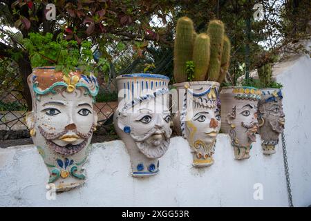 Vasi di fiori in ceramica siciliana tradizionali sull'isola di Vulcano, Isole Eolie, Italia Foto Stock