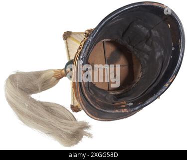 Una czapka britannica per uomini arruolati della 17th Royal Lancers, corpo in pelle nera e visiera anteriore, feltro bianco incorporato rabatte, RILASCIATO in PROPRIETÀ Foto Stock