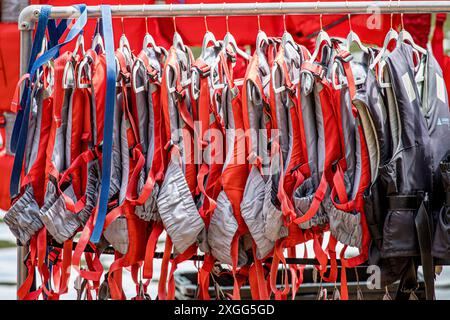 giubbotto salvagente colorato, supporto galleggiante, giubbotto salvagente, dispositivi galleggianti appesi Foto Stock