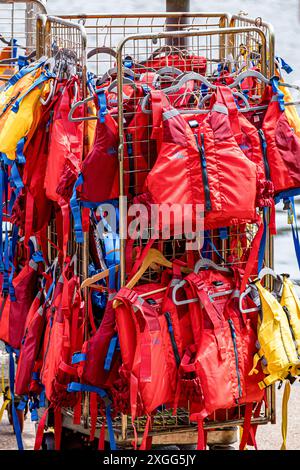 giubbotto salvagente colorato, supporto galleggiante, giubbotto salvagente, dispositivi galleggianti appesi Foto Stock