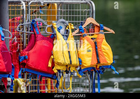 giubbotto salvagente colorato, supporto galleggiante, giubbotto salvagente, dispositivi galleggianti appesi Foto Stock