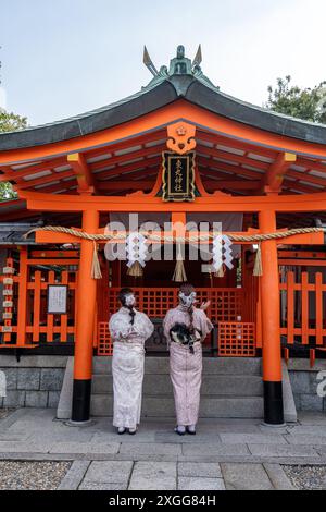 Donne in abito tradizionale che visitano templi e santuari durante la stagione della fioritura dei ciliegi (sakura) e i festival, Kyoto, Honshu, Giappone, Asia Foto Stock