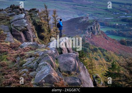 Walker si affaccia su Hen Cloud dalla formazione rocciosa di Roaches in autunno, dal Peak District National Park, dallo Staffordshire Moorlands, dallo Staffordshire, dall'Engl Foto Stock