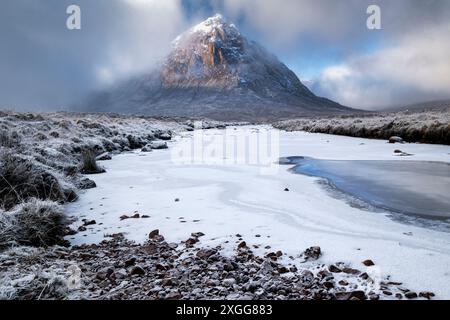 Fiume coperto di ghiaccio Etive sostenuto da Stob Dearg (Buachaille Etive Mor) in inverno, Rannoch Moor, Argyll e Bute, Highlands scozzesi, Scozia, Kin Unita Foto Stock
