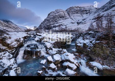 Cascate di Clachaig e il fiume Coe sostenuto da Aonach Dubh e dal passo di Glencoe in inverno, Glencoe, Highlands scozzesi, Scozia, Regno Unito, Europ Foto Stock