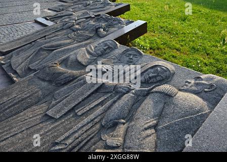 Bassorilievi raffiguranti scene dell'opera di Mickiewicz Dziady, accanto al monumento Adam Mickiewicz nelle vicinanze della chiesa di Sant'Anna e del Bernardo Foto Stock