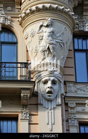 Dettaglio della facciata dell'edificio Art Nouveau in Albert Street, opera dell'architetto Mikhail Eisenstein, sito Patrimonio dell'Umanità dell'UNESCO, riga, Lettonia, Baltico Foto Stock