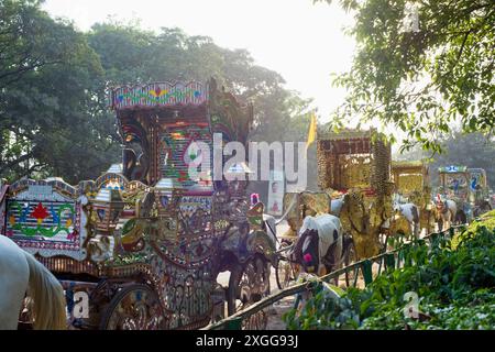 Carrozze trainate da cavalli molto adornate, parcheggiate accanto al parco Garer Maath per i clienti, Kolkata (Calcutta), Bengala Occidentale, India, Asia Foto Stock