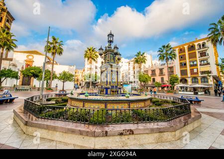 Fontana centrale, piazza principale di Plaza alta, Algeciras, Andalusia, Spagna, Europa Foto Stock