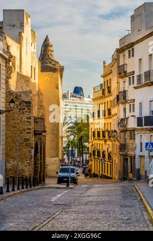 Monumento alla torcia della libertà con nave da crociera nel centro storico di Cadice, Andalusia, Spagna, Europa Foto Stock