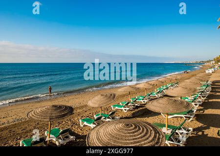 Playa de la Fontanilla Beach, Marbella, Costa del Sol, Andalusia, Spagna, Europa Foto Stock