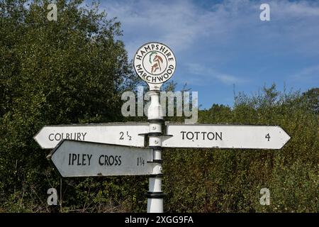 Cartello vintage con le impronte digitali a Marchwood, Hampshire, che mostra le indicazioni stradali e il chilometraggio per Colbury e Totton. Indicazioni stradali per la campagna in Inghilterra Foto Stock