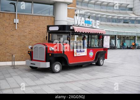 Southampton, Inghilterra 1° luglio 2024 - bizzarro venditore ambulante che vende waffle e gelati. Furgone alimentare mobile a Southampton Foto Stock