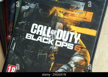 KIEV, UCRAINA - 26 GIUGNO 2024 Call of Duty Black Ops 6 PS5 videogioco Disc box per console di gioco. Primo piano su un disco di videogiochi molto popolare Foto Stock