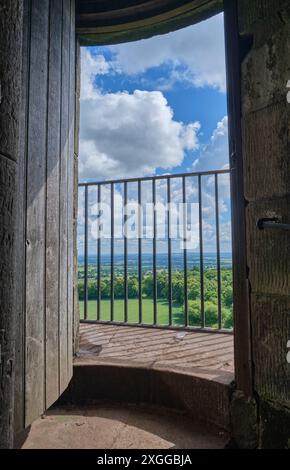 Vista dalla porta superiore del Monumento a Hawkstone Follies, Hawkstone Park, Weston-under-Redcastle, Shrewsbury, Shropshire Foto Stock