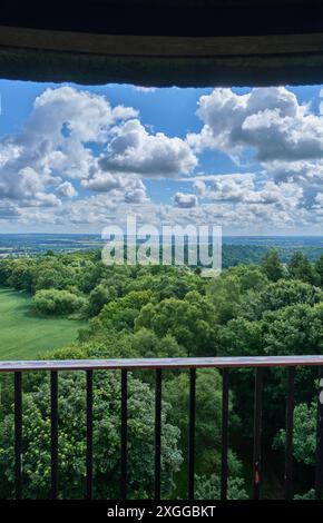 La vista dalla cima del monumento a Hawkstone Follies, Hawkstone Park, Weston-under-Redcastle, Shrewsbury, Shropshire Foto Stock