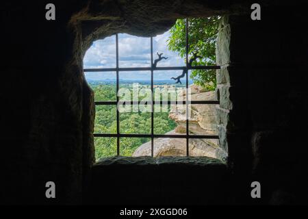 Si affaccia dalla Grotto a Grotto Hill a Hawkstone Follies, Hawkstone Park, Weston-under-Redcastle, Shrewsbury, Shropshire Foto Stock