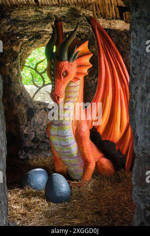 Statua del drago all'interno della Grotta, Grotto Hill, Hawkstone Follies, Hawkstone Park, Weston-under-Redcastle, Shrewsbury, Shropshire Foto Stock