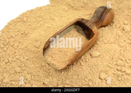 Polvere di Maca in paletta di legno isolata su sfondo bianco Foto Stock