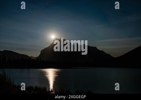 Alba ai laghi Vermilion in estate. Parco nazionale di Banff, Montagne Rocciose canadesi, Alberta, Canada. Luna piena di luce sul Monte Rundle. Foto Stock