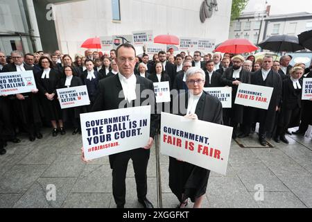 Sean Guerin SC presidente del Comitato degli avvocati penali e Sara Phelan SC presidente del Consiglio dell’ordine degli avvocati d’Irlanda (centro) con membri dell’ordine degli avvocati penali partecipano a una manifestazione al di fuori dei tribunali penali di giustizia a Dublino nell’ambito dei tre giorni previsti azione a luglio. A seguito di una raccomandazione del Consiglio dell'ordine degli Avvocati d'Irlanda del mese scorso, martedì gli avvocati criminali di tutto il paese ritirano i loro servizi per una controversia sulle tariffe. Data foto: Martedì 9 luglio 2024. Foto Stock