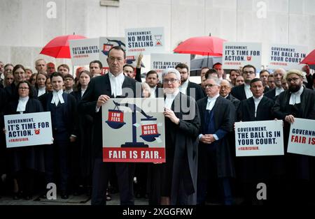 Sean Guerin SC presidente del Comitato degli avvocati penali e Sara Phelan SC presidente del Consiglio dell’ordine degli avvocati d’Irlanda (centro) con membri dell’ordine degli avvocati penali partecipano a una manifestazione al di fuori dei tribunali penali di giustizia a Dublino nell’ambito dei tre giorni previsti azione a luglio. A seguito di una raccomandazione del Consiglio dell'ordine degli Avvocati d'Irlanda del mese scorso, martedì gli avvocati criminali di tutto il paese ritirano i loro servizi per una controversia sulle tariffe. Data foto: Martedì 9 luglio 2024. Foto Stock