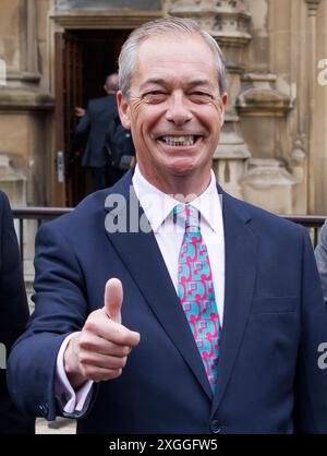 Londra, Regno Unito. 9 luglio 2024. Il leader delle riforme e neoeletto deputato NIGEL FARAGE si vede brindare e dare il pollice quando arriva alle camere del Parlamento a Westminster. Il partito laburista ha ottenuto 411 seggi dopo che l' ex primo ministro britannico Rishi Sunak ha indetto elezioni generali a sorpresa all' inizio di questo mese . Credito fotografico: Ben Cawthra/Sipa USA credito: SIPA USA/Alamy Live News Foto Stock