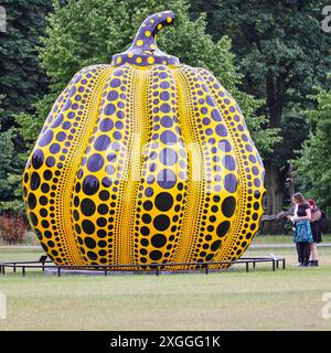 Londra, Regno Unito. 9 luglio 2024. Questa grande scultura, 'zucca' (2024), realizzata dal giapponese Yayoi Kusama, sarà in situ presso lo stagno rotondo nei giardini di Kensington fino a novembre ed è visitabile liberamente nei giardini. È la più grande scultura di zucca in bronzo di Kusama fino ad oggi. Crediti: Imageplotter/Alamy Live News Foto Stock