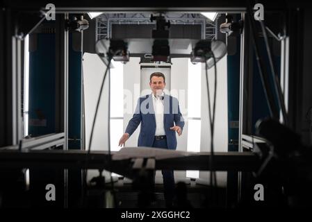 9 luglio 2024, Baden-Württemberg, Tübingen: Il ministro federale del lavoro Hubertus Heil (SPD) si trova in un laboratorio presso il Max Planck Institute for Intelligent Systems durante una dimostrazione in un body scanner 4D. Heil visitò l'istituto come parte del suo viaggio estivo. Foto: Marijan Murat/dpa Foto Stock