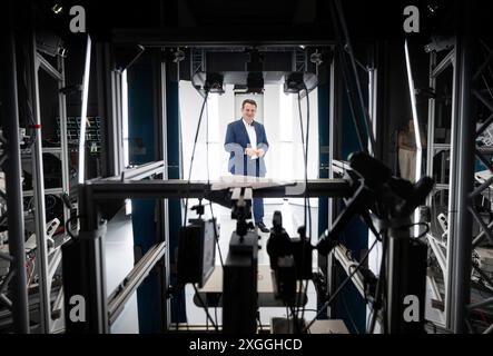 9 luglio 2024, Baden-Württemberg, Tübingen: Il ministro federale del lavoro Hubertus Heil (SPD) si trova in un laboratorio presso il Max Planck Institute for Intelligent Systems durante una dimostrazione in un body scanner 4D. Heil visitò l'istituto come parte del suo viaggio estivo. Foto: Marijan Murat/dpa Foto Stock