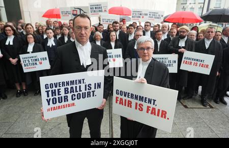 Sean Guerin SC presidente del Comitato degli avvocati penali e Sara Phelan SC presidente del Consiglio dell’ordine degli avvocati d’Irlanda (centro) con membri dell’ordine degli avvocati penali partecipano a una manifestazione al di fuori dei tribunali penali di giustizia a Dublino nell’ambito dei tre giorni previsti azione a luglio. A seguito di una raccomandazione del Consiglio dell'ordine degli Avvocati d'Irlanda del mese scorso, martedì gli avvocati criminali di tutto il paese ritirano i loro servizi per una controversia sulle tariffe. Data foto: Martedì 9 luglio 2024. Foto Stock