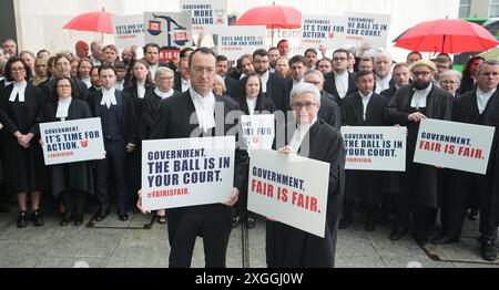 Sean Guerin SC presidente del Comitato degli avvocati penali e Sara Phelan SC presidente del Consiglio dell’ordine degli avvocati d’Irlanda (centro) con membri dell’ordine degli avvocati penali partecipano a una manifestazione al di fuori dei tribunali penali di giustizia a Dublino nell’ambito dei tre giorni previsti azione a luglio. A seguito di una raccomandazione del Consiglio dell'ordine degli Avvocati d'Irlanda del mese scorso, martedì gli avvocati criminali di tutto il paese ritirano i loro servizi per una controversia sulle tariffe. Data foto: Martedì 9 luglio 2024. Foto Stock