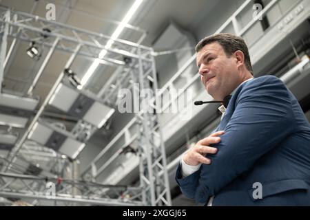 9 luglio 2024, Baden-Württemberg, Tübingen: Il ministro federale del lavoro Hubertus Heil (SPD) si trova in un laboratorio presso il Max Planck Institute for Intelligent Systems durante una dimostrazione in un body scanner 4D. Heil visitò l'istituto come parte del suo viaggio estivo. Foto: Marijan Murat/dpa Foto Stock