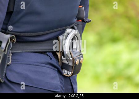 Primo piano di un'uniforme della polizia olandese con manette nei Paesi Bassi Foto Stock