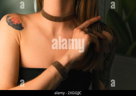 Collana decorata color perla dorata, anello e bracciale realizzati con perline su un collo di modello non identificato, gioielli etnici Foto Stock