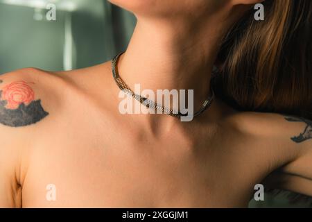 Collana decorata in oro e argento realizzata con perline su un collo di modello non identificato, gioielli etnici, realizzati a mano Foto Stock