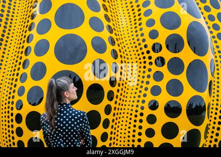 Londra, Regno Unito. 9 luglio 2024. Pumpkin, 2024, di Yayoi Kusama, per gentile concessione di Ota fine Arts, Victoria Miro e David Zwirner e organizzato dalla Serpentine Gallery e dai Parchi reali. Situato presso il Round Pond nei Kensington Gardens dal 9 luglio al 3 novembre 2024. È la scultura di zucca in bronzo più alta di Kusama fino ad oggi, alta 6 metri e diametro 5,5 metri. Crediti: Guy Bell/Alamy Live News Foto Stock