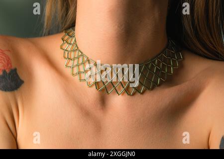 Collana ornata di verde chiaro fatta di perline su un collo di modello non identificato, gioielli etnici Foto Stock
