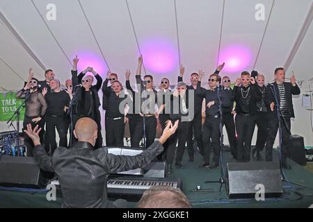 CORO MASCHILE GAY DI LONDRA AL CHESIL ROCKS DORSET 2024 Foto Stock