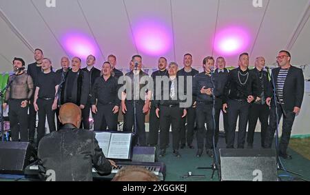 CORO MASCHILE GAY DI LONDRA AL CHESIL ROCKS DORSET 2024 Foto Stock