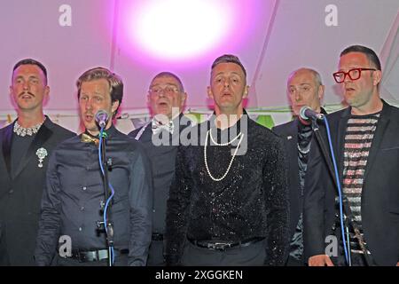 CORO MASCHILE GAY DI LONDRA AL CHESIL ROCKS DORSET 2024 Foto Stock