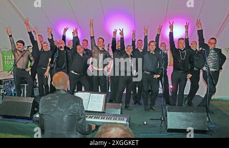 CORO MASCHILE GAY DI LONDRA AL CHESIL ROCKS DORSET 2024 Foto Stock