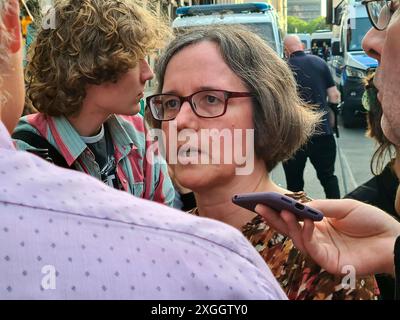 Julia von Blumenthal, Praesidentin der Humboldt Universitaet, waehrend der Raeumung der Sozialwissenschaftlichen Instituts von 'pro-palaestinensischen Foto Stock