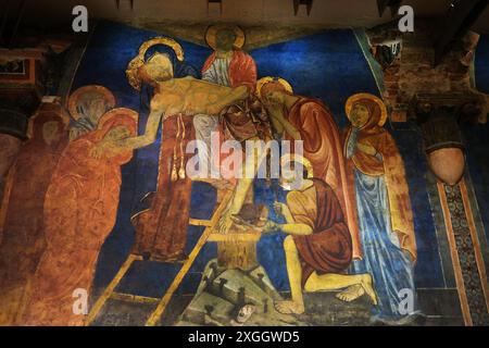 Cattedrale di Siena in Toscana, Italia. Affresco nella Cripta del Duomo di Siena a Siena, Toscana, Italia, raffigurante Gesù preso dalla Croce Foto Stock