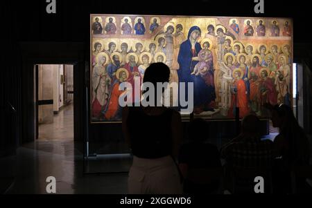 La Maestà alla Cattedrale di Siena la pala di Santa Maria Novella Madonna con bambino seduta su un trono e circondata da santi e angeli. Foto Stock