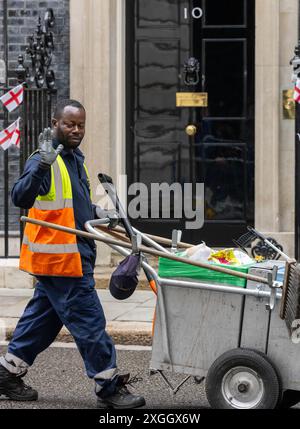 Londra, Regno Unito. 9 luglio 2024. Pulitore di strada al 10 di Downing Street, Londra. Crediti: Ian Davidson/Alamy Live News Foto Stock