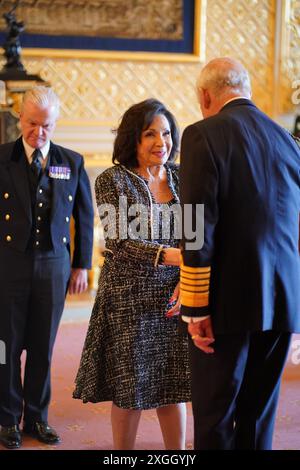 Dame Shirley Bassey, cantante, è stata fatta una compagna d'onore da re Carlo III al Castello di Windsor. L'onore riconosce i servizi alla musica. Data foto: Martedì 9 luglio 2024. Foto Stock