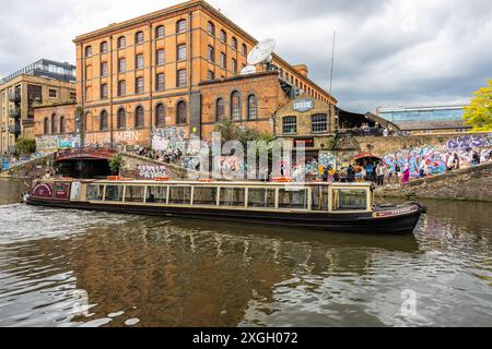 Camden Lock, un tempo un molo con scuderie sul Regent's Canal, popolare tra i turisti per i negozi, le attrazioni turistiche e i ristoranti di Camden Town, Regno Unito Foto Stock